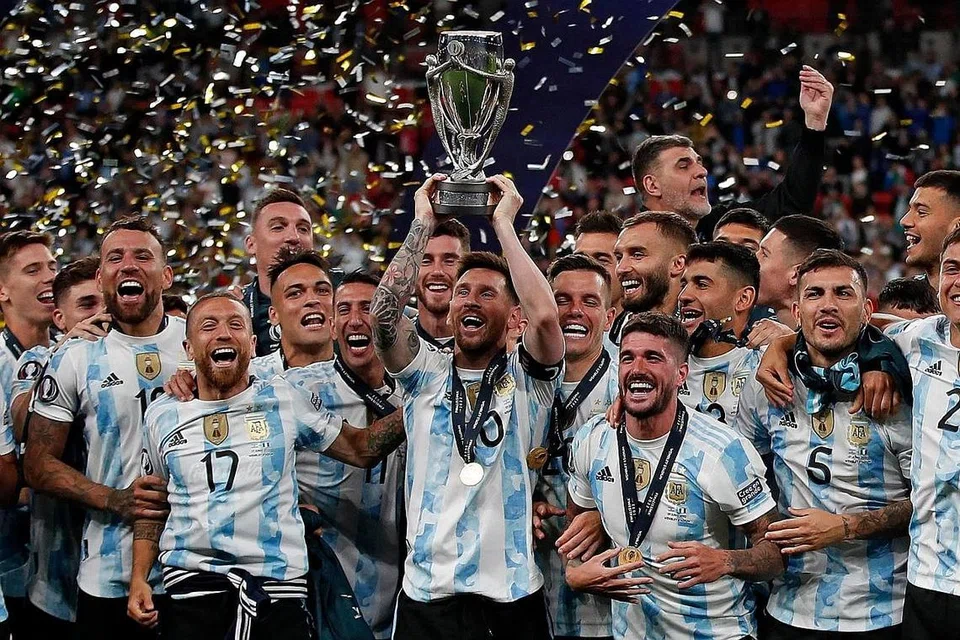 JULANG TROFI: Kapten dan penyerang Argentina, Lionel Messi, menjulang trofi kejuaraan selepas pasukannya menewaskan Italy untuk menjuarai 'Finalissima' - pertarungan yang menemukan juara Amerika Selatan dengan juara Eropah di Wembley kelmarin. - Foto AFP