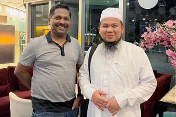AMBIL TINDAKAN: Encik Ebit Lew (kanan) bersama peguam yang dilantik, Datuk Akberdin Abdul Kader. 