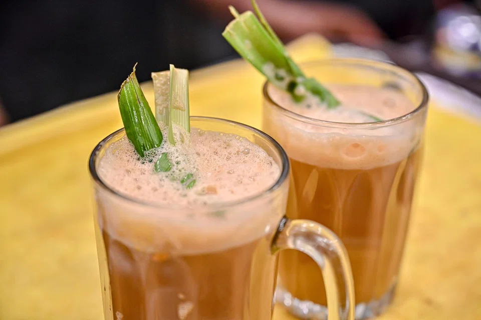 BERAROMA: Restoran Zamas di River Valley menjual sekitar 400 cawan teh tarik pandan sehari. Secawan teh tarik pandan panas berharga $3 dan versi ais pula $4.