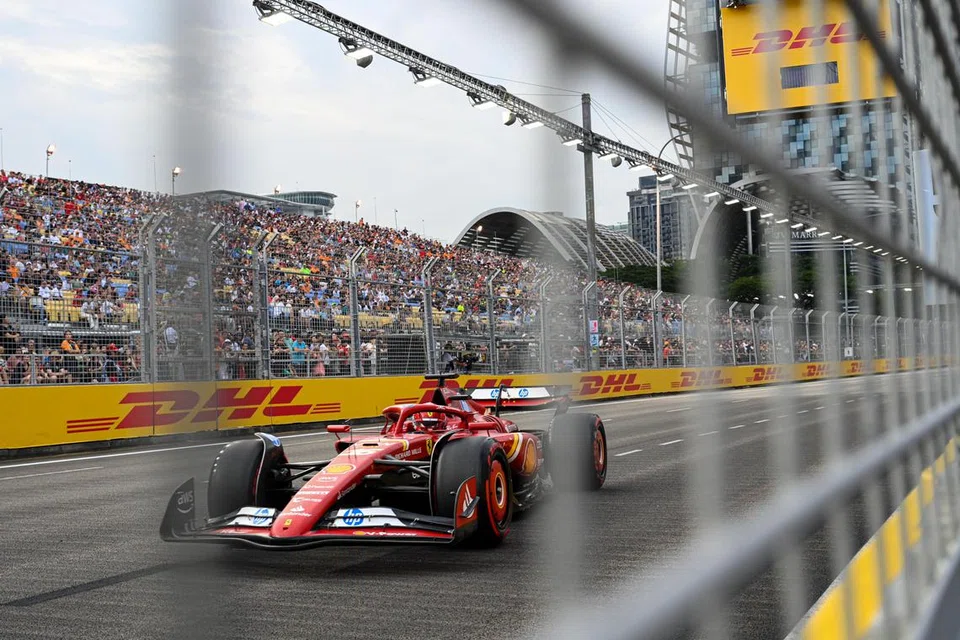 Pemandu Ferrari, Charles Leclerc, mendapat perhatian ketika beraksi di Sesi Latihan Tiga perlumbaan Grand Prix (GP) Formula Satu (F1) di Singapura pada 21 September 2024.