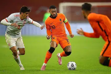 PERLAWANAN PERSAHABATAN: Penyerang Sepanyol, Rodrigo Moreno (kiri) berusaha merebut bola dari penyerang Belanda, Memphis Depay (tengah) semasa perlawanan antara Belanda dan Sepanyol di Amsterdam. - Foto AFP