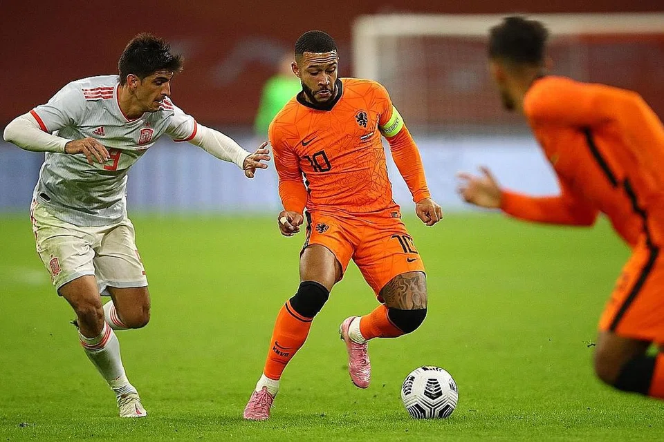 PERLAWANAN PERSAHABATAN: Penyerang Sepanyol, Rodrigo Moreno (kiri) berusaha merebut bola dari penyerang Belanda, Memphis Depay (tengah) semasa perlawanan antara Belanda dan Sepanyol di Amsterdam. - Foto AFP