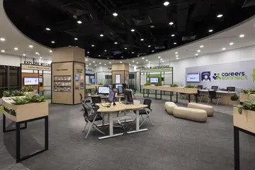 Individu yang sedang mencari pekerjaan boleh terus ke Pusat Penghubungan Kerjaya (Careers Connect) WSG yang terletak di Institut Pembelajaran Sepanjang Hayat dekat Paya Lebar untuk mendapatkan nasihat dan bimbingan kerjaya.