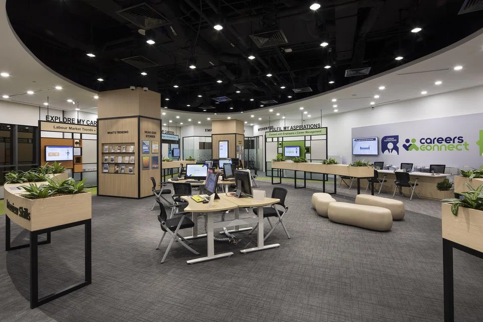 Individu yang sedang mencari pekerjaan boleh terus ke Pusat Penghubungan Kerjaya (Careers Connect) WSG yang terletak di Institut Pembelajaran Sepanjang Hayat dekat Paya Lebar untuk mendapatkan nasihat dan bimbingan kerjaya.