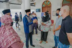 BERTEMU WARGA: Anggota Parlimen GRC Jalan Besar Dr Wan Rizal Wan Zakariah (baju biru, bersongkok) menekankan kepentingan memanfaatkan sumber masyarakat dan jalinan kemesraan sebagai cara mengatasi masalah sosial. Beliau dirakam menghadiri majlis pelantikan Duta Blok Projek Kukoh di Masjid Omar Kampong Melaka, Keng Cheow Street, dekat Havelock Road, semalam. - Foto SHEPHERDS DIGITAL MEDIA