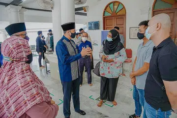 BERTEMU WARGA: Anggota Parlimen GRC Jalan Besar Dr Wan Rizal Wan Zakariah (baju biru, bersongkok) menekankan kepentingan memanfaatkan sumber masyarakat dan jalinan kemesraan sebagai cara mengatasi masalah sosial. Beliau dirakam menghadiri majlis pelantikan Duta Blok Projek Kukoh di Masjid Omar Kampong Melaka, Keng Cheow Street, dekat Havelock Road, semalam. - Foto SHEPHERDS DIGITAL MEDIA