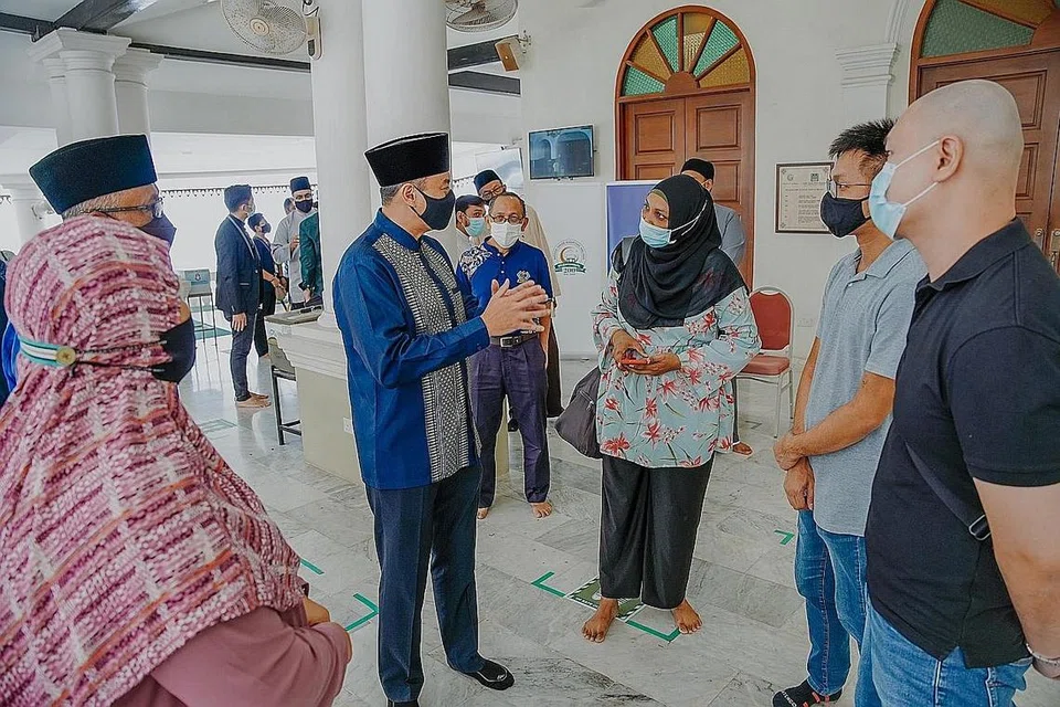 BERTEMU WARGA: Anggota Parlimen GRC Jalan Besar Dr Wan Rizal Wan Zakariah (baju biru, bersongkok) menekankan kepentingan memanfaatkan sumber masyarakat dan jalinan kemesraan sebagai cara mengatasi masalah sosial. Beliau dirakam menghadiri majlis pelantikan Duta Blok Projek Kukoh di Masjid Omar Kampong Melaka, Keng Cheow Street, dekat Havelock Road, semalam. - Foto SHEPHERDS DIGITAL MEDIA