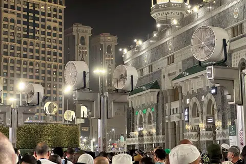 Kipas besar meniup udara ketika jemaah Muslim berkumpul di kawasan Masjidil Haram di kota suci Mekah pada 2 Jun 2025, menjelang ibadah Haji tahunan. 