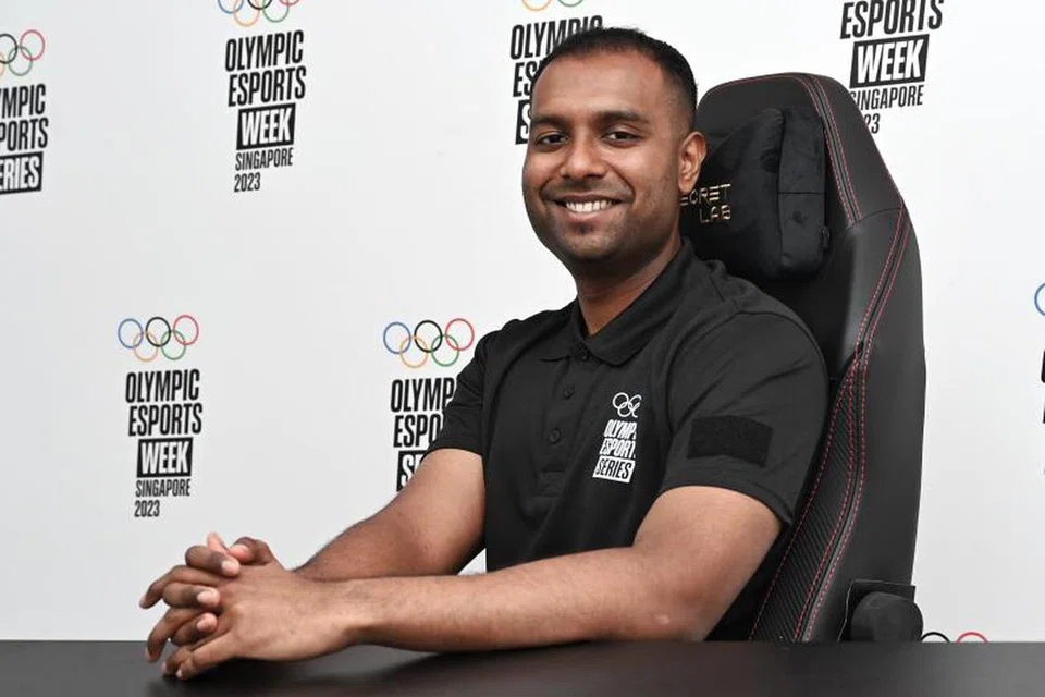 INGIN JADI JUARA: Atlet sukan elektronik Ar Muhammad Aleef Mohamed Rafik mewakili Singapura dalam acara Gran Turismo di Siri e-Sukan Olimpik. 
