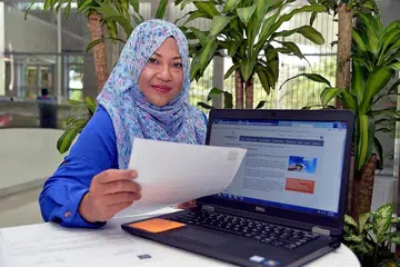 CIK AZLINAH ISMAIL: Melihat keuntungan baik di samping mendapat ketenangan minda melabur dalam produk berlandaskan syariah. - Foto M.O. SALLEH