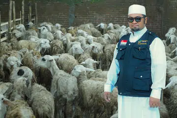 Ustaz Firdaus Masruhen, Presiden, IbadahSg Pte Ltd, di salah sebuah kandang kambing di Jawa Timur, Indonesia, pada 2023. IbadahSg beri tumpuan melakukan korban di Indonesia dan Kemboja kerana ramai yang memerlukan di sana.