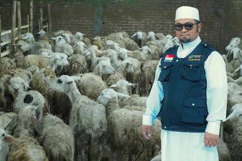 Ustaz Firdaus Masruhen, Presiden, IbadahSg Pte Ltd, di salah sebuah kandang kambing di Jawa Timur, Indonesia, pada 2023. IbadahSg beri tumpuan melakukan korban di Indonesia dan Kemboja kerana ramai yang memerlukan di sana.