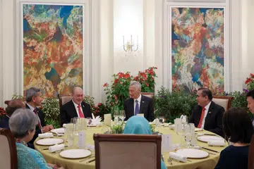 Satu majlis jamuan tengah hari untuk Yang di-Pertuan Agong Malaysia, Sultan Ibrahim (dua dari kiri) dihos Perdana Menteri (dua dari kanan), Encik Lee Hsien Loong di Istana pada 6 Mei. Turut kelihatan ialah Menteri Ehwal Luar, Dr Vivian Balakrishnan (paling kiri) dan Menteri Pengangkutan Malaysia, Encik Anthony Loke (paling kanan). 