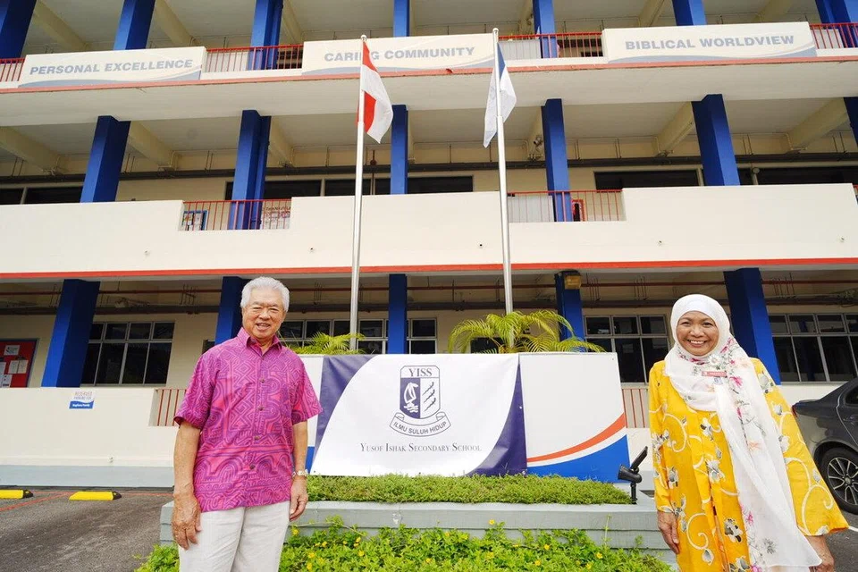 Encik Eric Lim, Ketua Pegawai Eksekutif Asian Tigers Eric pernah menghadiri YISS dari 1965 hingga 1969 manakala Cik Latifah Ali (kanan) menghadiri YISS dari 1978 hingga 1981. 