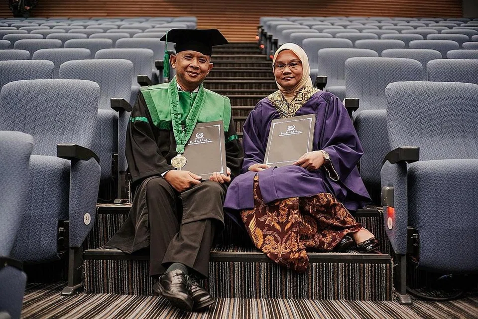 TERUS BURU ILMU: Encik Abdul Rahman dan Cik Siti Hajar antara lebih 300 lulusan yang menerima ijazah dan diploma masing-masing dalam satu majlis konvokesyen di Politeknik Singapura semalam. - Foto BH oleh ONG WEE KIAT