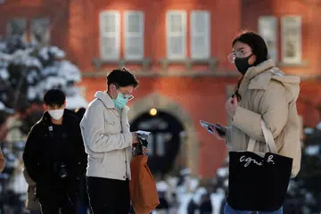 Penduduk memakai pelitup dilihat di depan bangunan pejabat pemerintah Hokkaido di Sapporo, Hokkaido, pada 26 Februari. 