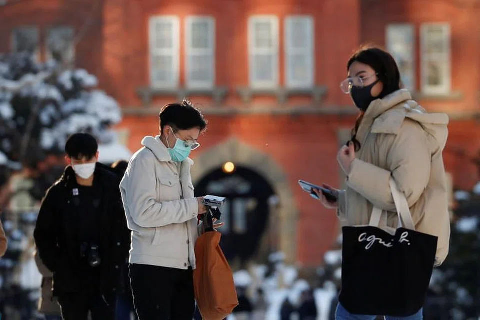 Penduduk memakai pelitup dilihat di depan bangunan pejabat pemerintah Hokkaido di Sapporo, Hokkaido, pada 26 Februari. 