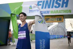 Pelari jarak jauh terbaik Singapura, Soh Rui Yong, ketika memenangi Kejohanan Kebangsaan Lelaki di Maraton Standard Chartered Singapura (SCSM) pada 1 Disember 2024.