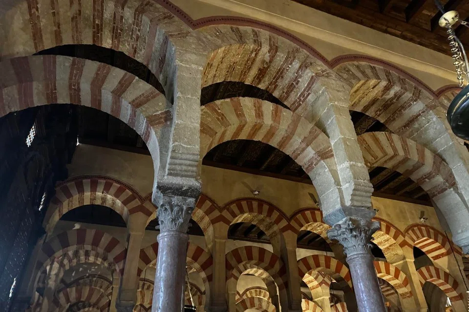 Terdapat lebih 1250 tiang di dewan solat, menunjukkan keluasan dan sebahagian seni bina Masjid-Katedral Cordoba yang masih dikekalkan dari era Islam, sebelum ditakhluki semula dan dijadikan Katedral.