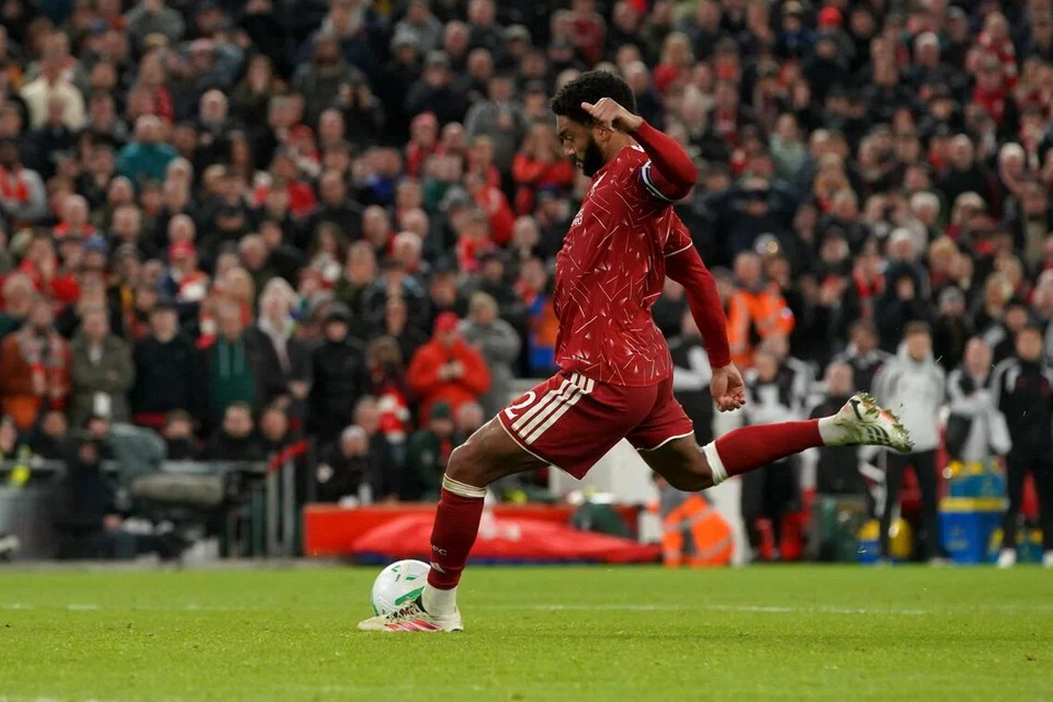 Pemain Liverpool, Joe Gomez, menyempurnakan sepakan penalti ketika penentuan penalti dalam pusingan keempat Piala Carabao menentang Chelsea di Anfield pada 28 Oktober.