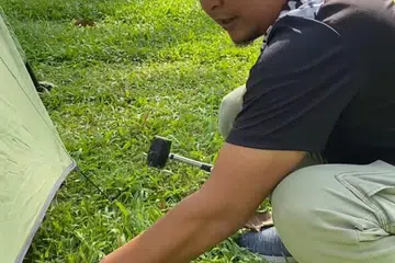 Pengasas Tonnmalam, syarikat yang menyediakan perkhidmatan peralatan berkhemah, Encik Noor Azmi Omar, perlu pastikan khemah yang dipasang beliau di lokasi yang beliau benar-benar tahu mengenai jenis tanah dan kemudahan yang ada. 
