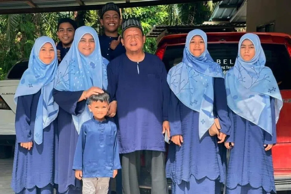 TINGGAL KENANGAN: Anak sulung, Abdur Rahman Amir Ruddin (belakang kanan) dan Abdullah (belakang kiri), satu-satu adiknya yang terselamat dalam kemalangan yang meragut nyawa enam ahli keluarga mereka di Kilometer 5, Jalan Segamat-Kuantan, Muar, Johor, pada petang Jumaat.
