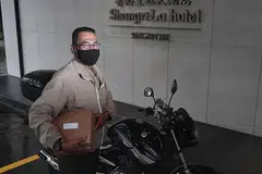 MENINGKAT KEMAHIRAN: Walaupun agak kekok pada awalnya, Encik Razali berkata peralihan tugas memberi peluang baginya untuk terus belajar dan meningkatkan kemahirannya. - Foto BH oleh KELVIN CHNG
