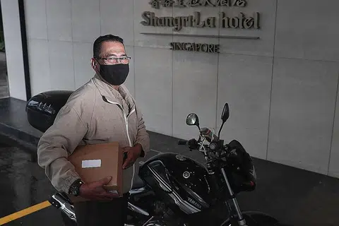 MENINGKAT KEMAHIRAN: Walaupun agak kekok pada awalnya, Encik Razali berkata peralihan tugas memberi peluang baginya untuk terus belajar dan meningkatkan kemahirannya. - Foto BH oleh KELVIN CHNG