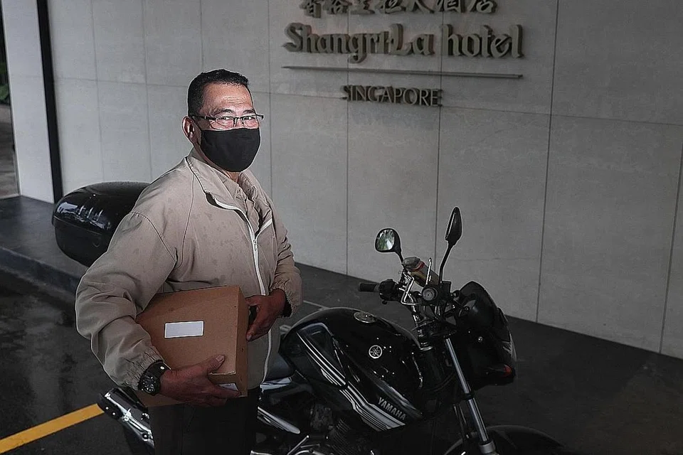 MENINGKAT KEMAHIRAN: Walaupun agak kekok pada awalnya, Encik Razali berkata peralihan tugas memberi peluang baginya untuk terus belajar dan meningkatkan kemahirannya. - Foto BH oleh KELVIN CHNG