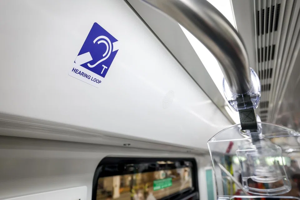 Kereta api Laluan Sistem Transit Laju (RTS Link) dilengkapi dengan ciri-ciri mesra akses lain, termasuk menggunakan runut magnet untuk menghantar pengumuman awam terus ke alat bantuan pendengaran penumpang yang menggunakannya. 