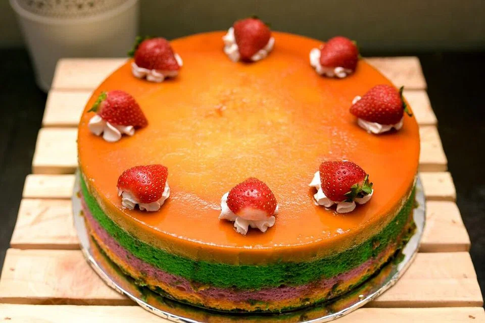 KEK PUDING KARAMEL: Ia merupakan kek istimewa hasil tangan Cik Suhaila dan beliau telah membuatnya berulang kali sebelum menghasilkan kek yang sempurna. - Foto JULY PHOTOGRAPHY