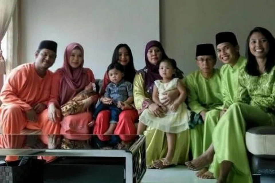 BERGAMBAR BUAT KENANGAN: Pemain LionsXII, Shafiq Zainal (dua dari kanan), bergambar dengan keluarga tersayang. - Foto SHAFIQ ZAINAL