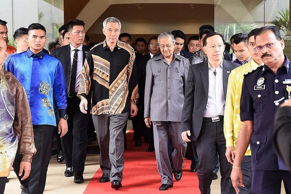 KUNJUNGAN MUHIBAH: Perdana Menteri Lee Hsien Loong berjalan bersama PM Malaysia Tun Dr Mahathir Mohamad sebelum mengadakan pertemuan di Yayasan Kepimpinan Perdana di Putrajaya, semalam. - Foto Department of Information/Krish Balakrishnan