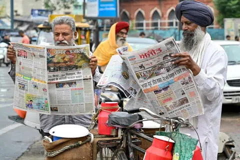 Sekumpulan lelaki membaca akhbar tempatan yang memaparkan tajuk utama mengenai konflik India-Pakistan di Amritsar pada 8 Mei 2025, sehari selepas India melancarkan serangan ke atas Pakistan. 