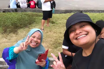 Cik Amiera Ismail, 31 tahun (kanan), bersama kawan barunya semasa beratur hampir 10 jam untuk membeli ‘kunafa’ yang tular.