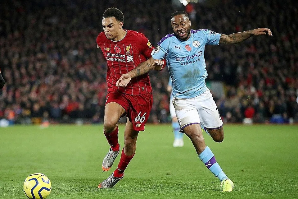 DIJANGKA DIMULAKAN SEMULA JUN: Peminat Liga Perdana England dijangka dapat menonton semula pemain kelab Liverpool seperti Tren Alexander-Arnold (jersi merah) dan penyerang Manchester City Raheem Sterling (jersi biru) beraksi dalam pertandingan EPL seawal Jun nanti. - Foto REUTERS
