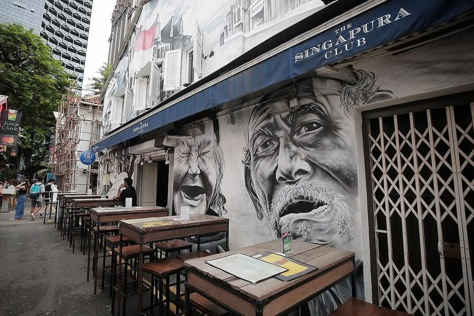 WAJAH HITAM PUTIH: Lukisan monokrom - hitam putih - yang menarik perhatian ini merupakan karya seniman jalanan setempat, Ceno2 yang menghiasi unit sudut The Singapura Club. Ceno2 memilih skema monokrom agar mural itu lebih menonjol kerana ia dikelilingi oleh palitan karya seni lebih besar, berwarna-warni seiring wajah penuh dramatik.