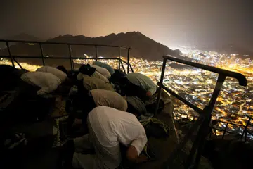 SUJUD: Sekumpulan jemaah di puncak Gua Hira melakukan solat berjemaah (Gambar hiasan).