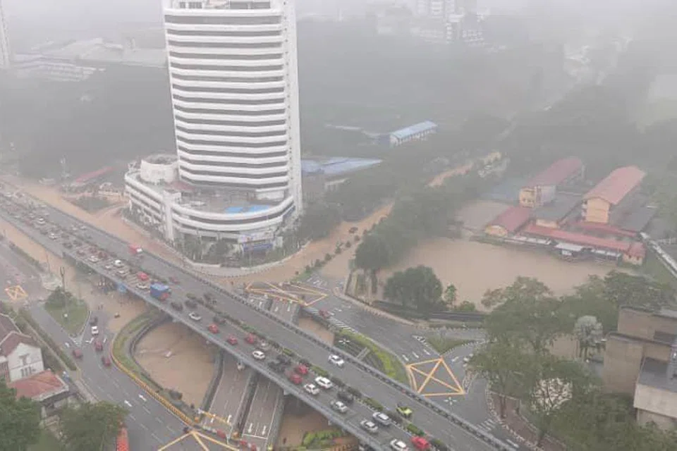Ribuan kenderaan terkandas dalam banjir kilat di Kuala Lumpur, pada 15 Oktober, akibat hujan lebat sejak pagi. 