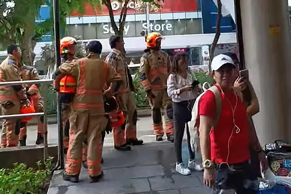 Kebakaran di Lucky Plaza melibatkan dapur arang di dalam sebuah unit di tingkat enam. Orang awam telah memadamkan api menggunakan baldi air sebelum pegawai SCDF tiba.