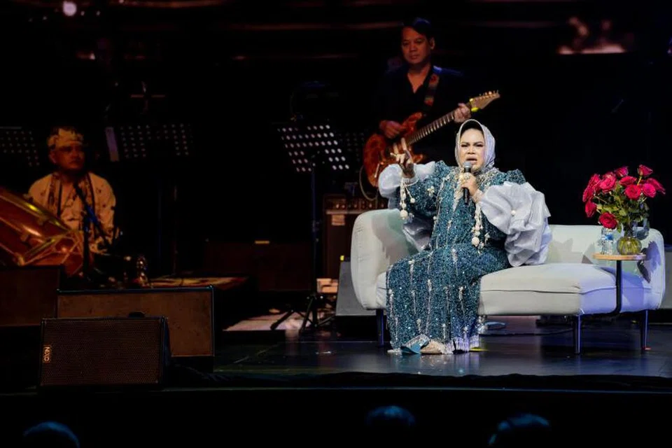 BAGAI PEMIMPIN KOIR: Hetty Koes Endang berinteraksi dengan penonton sambil meminta mereka menyanyi bersama lagu ‘Hati Lebur Jadi Debu’.