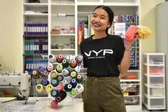 KEUSAHAWANAN DISOKONG SEKOLAH: Pelajar Politeknik Nanyang (NYP), Cik Saasha Khalid mempunyai perniagaan sendiri, di mana beliau menjual kraf tangan yang kebanyakannya dibuat di studio Makerspace di sekolahnya. - Foto BH oleh KELLY HUI
