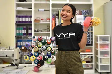 KEUSAHAWANAN DISOKONG SEKOLAH: Pelajar Politeknik Nanyang (NYP), Cik Saasha Khalid mempunyai perniagaan sendiri, di mana beliau menjual kraf tangan yang kebanyakannya dibuat di studio Makerspace di sekolahnya. - Foto BH oleh KELLY HUI