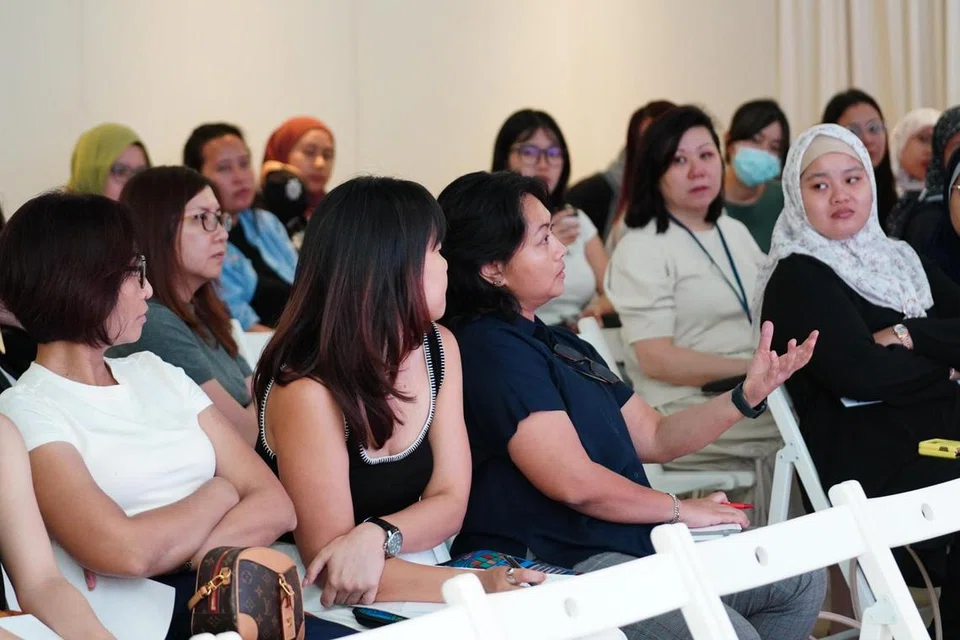 Sekitar 40 karyawan kerja sosial dan bantuan daripada agensi perkhidmatan sosial berkaitan dengan belia dan keluarga menghadiri sesi dialog ‘Babes Teatime’ yang diadakan di Kafe Trehaus pada 21 Februari. Sesi tersebut adalah sesi pertama anjuran Babes Pregnancy Crisis Support Ltd (Babes).