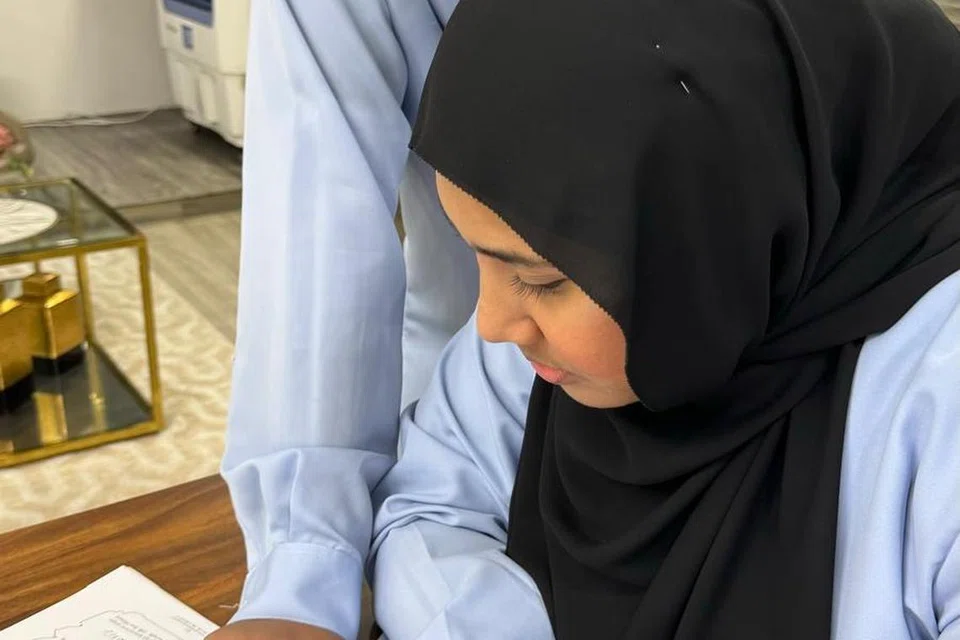 Pelajar Andalus, Sher Mehdhaar Sher Mohamed, 16 tahun, dan kakaknya Shirka Khalissa Sher Mohamed, 18 tahun, sedang mengulang kaji kandungan pembelajaran melalui dalam talian dari rumah.