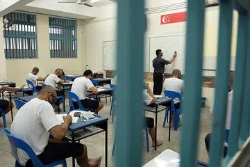 PELUANG LANJUT PENDIDIKAN DI PENJARA: Banduan sedang mengikuti pengajian di Sekolah Penjara (Institusi Tanah Merah 1). Baru-baru ini sebuah dermasiswa hasil kerjasama Dana Reben Kuning dengan Persekutuan Persatuan Suku Kaum Cina Singapura dilancarkan Februari lalu yang membiayai sepenuhnya pendidikan Ijazah bagi banduan. - Foto SPS