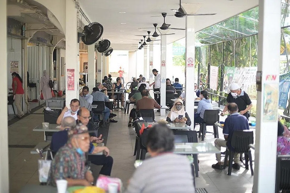 TAHA NIKMATI PENGALAMAN MAKAN DI KEDAI: Pelanggan menjamu selera di Restoran Keluarga Afghanistan yang terletak di Tampines semalam, sehari sebelum kegiatan menjamu selera di cawangan F&B dilarang mulai hari ini. - Foto BH oleh HARITH MUSTAFFA