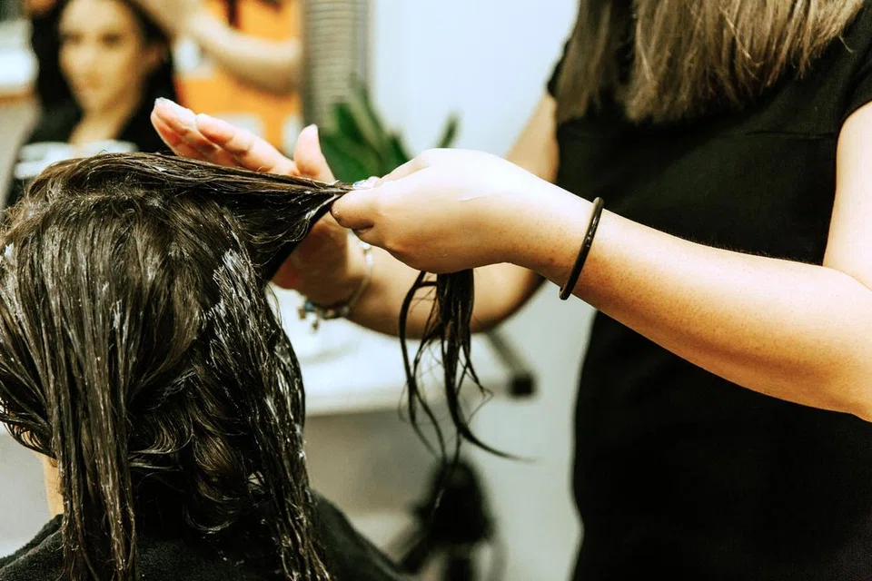 Proses rawatan rambut di Leonica K Trichology (foto hiasan)