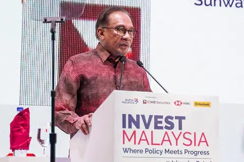 Perdana Menteri Malaysia, Datuk Seri Anwar Ibrahim ketika berucap semasa acara Invest Malaysia di Sunway City, Iskandar Puteri, Johor pada 26 September.