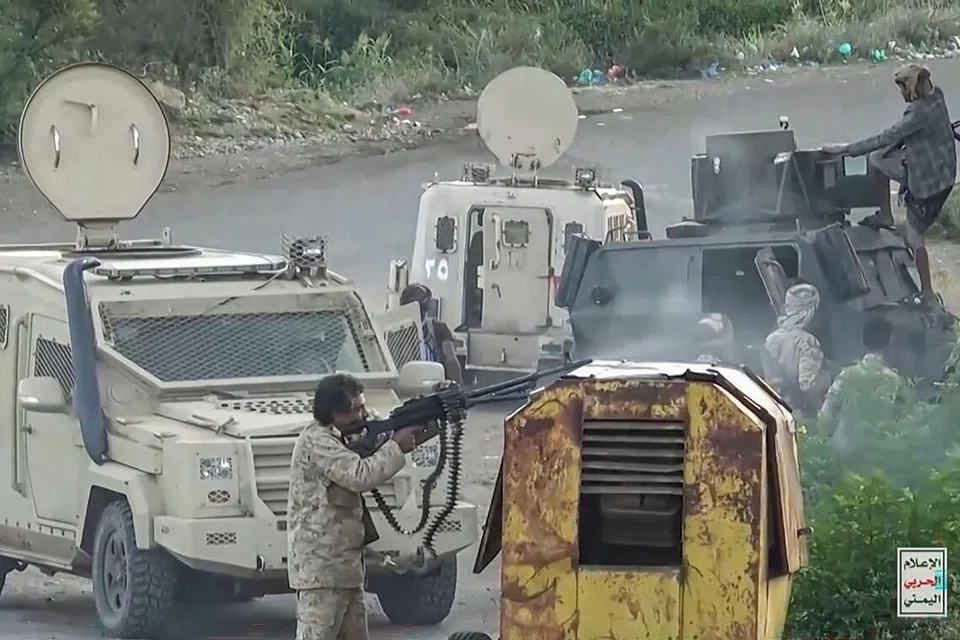 Seorang anggota Houthi melepaskan tembakan mesingan ketika kumpulan itu mara menentang tentera pemerintah Yaman yang disokong Arab Saudi di wilayah Taiz, Yemen, pada 7 Oktober 2026. Houthi yang disokong Iran meningkatkan serangan terhadap Arab Saudi, termasuk menyasarkan lapangan terbang dan kemudahan minyak, ketika pertempuran dengan tentera pemerintah Yemen semakin sengit. Serangan terbaru turut menyebabkan kerosakan pada sebuah tadika dan pusat perubatan di Riyadh akibat serpihan peluru berpandu yang dipintas sistem pertahanan udara Arab Saudi.